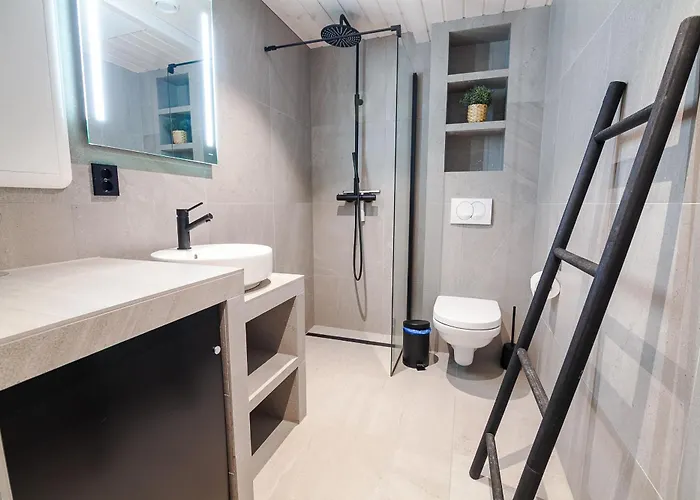 I Banhammaren Med Balkong *